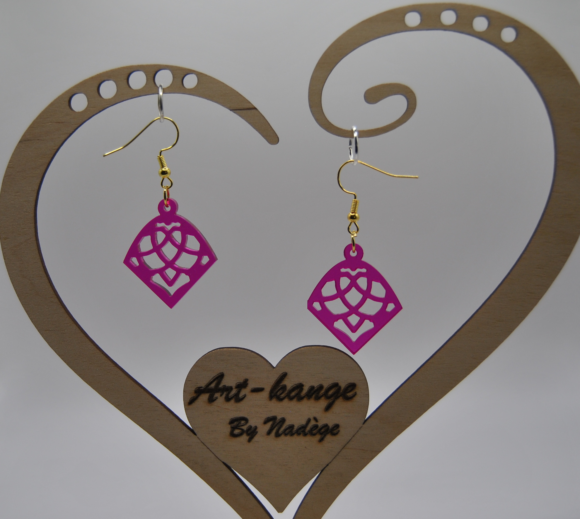 Boucle d’oreille alnitak en acrylique translucide Fushia