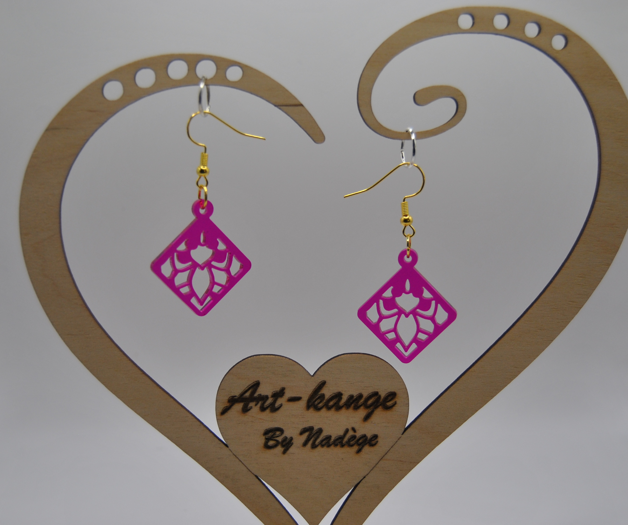 Boucle d’oreille bellatrix en acrylique translucide Fushia