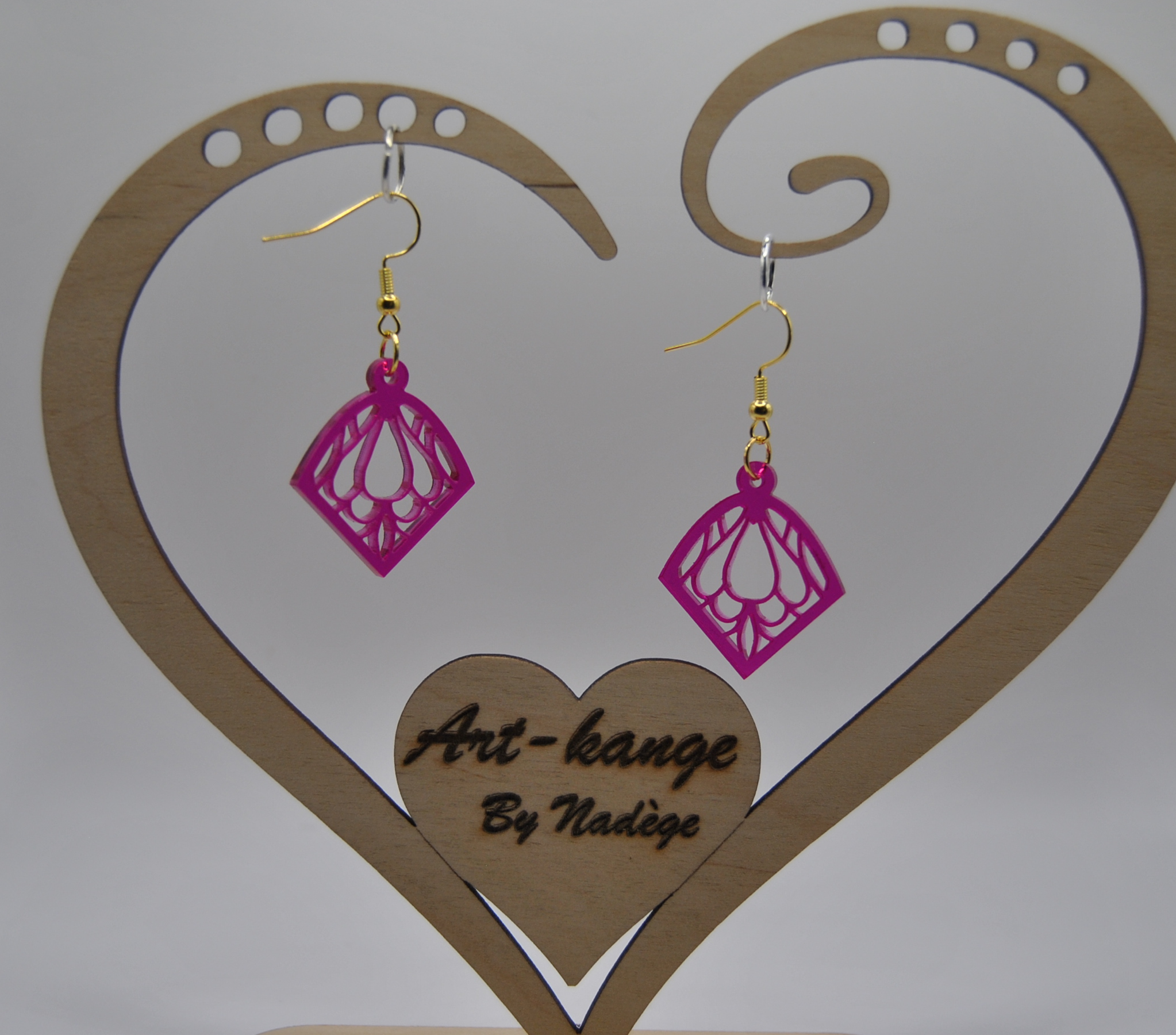 Boucle d’oreille capella en acrylique translucide Fushia