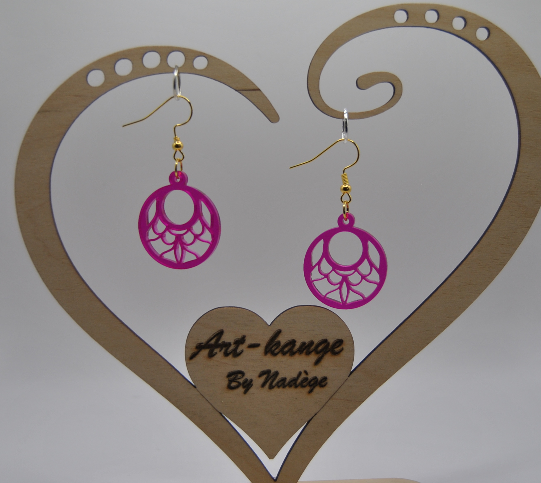Boucle d’oreille deneb en acrylique translucide Fushia