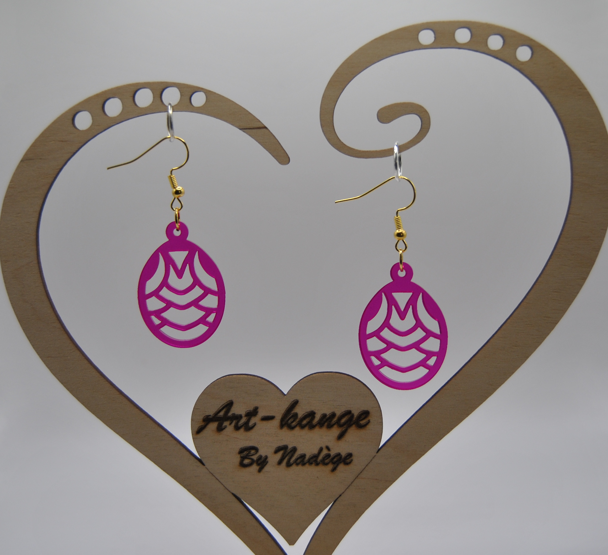 Boucle d’oreille mirzam en acrylique translucide Fushia