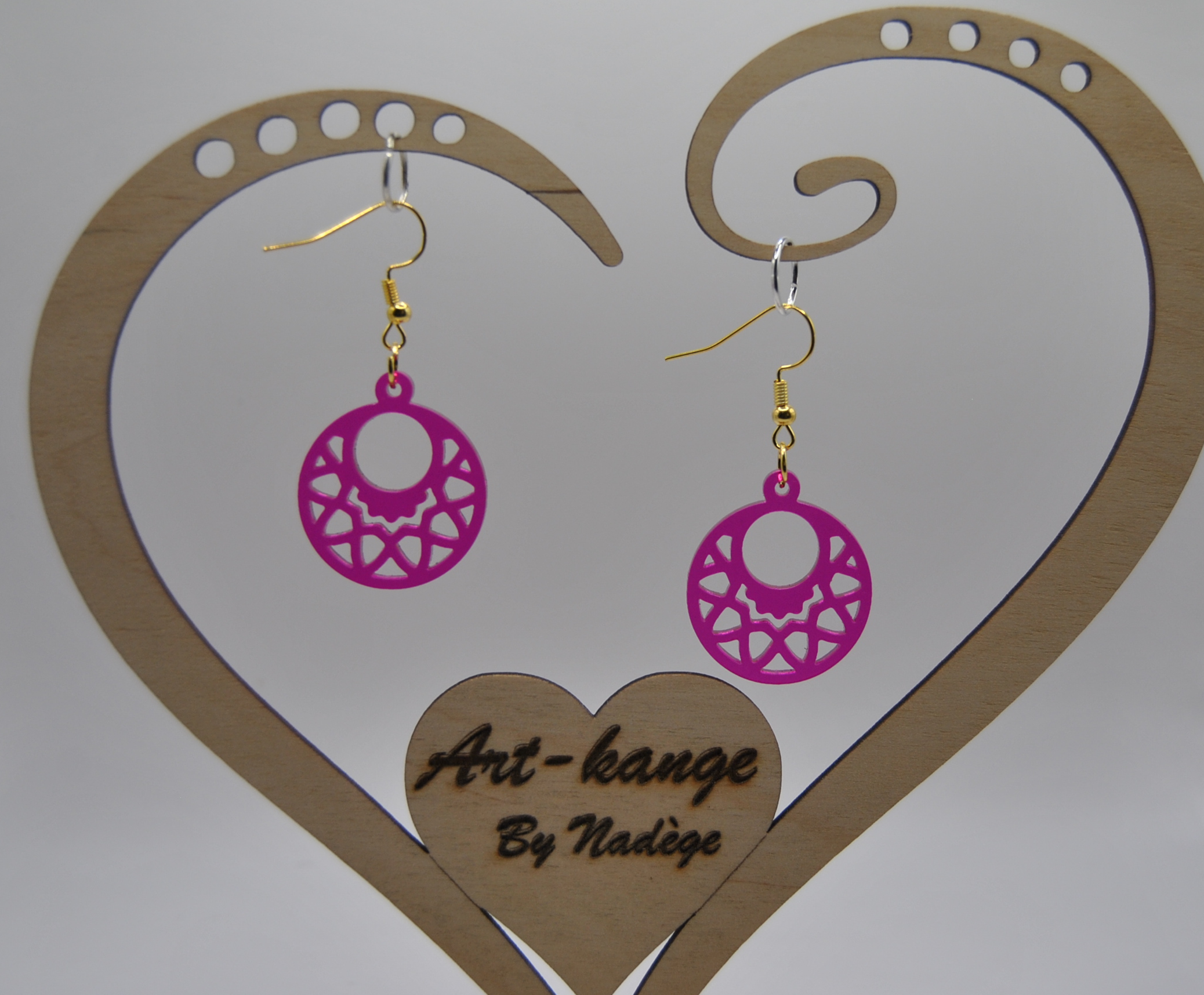 Boucle d’oreille spica en acrylique translucide Fushia