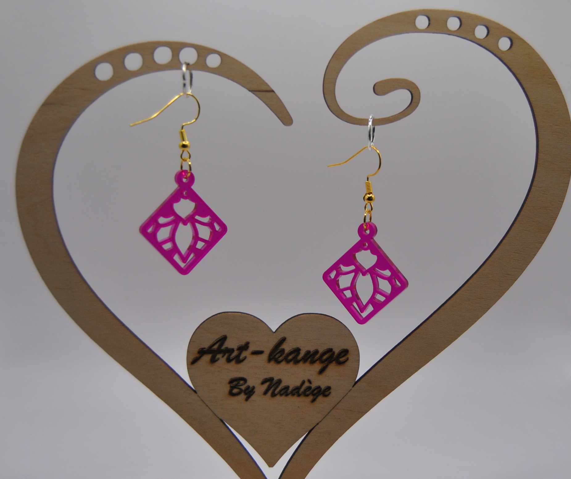 Boucle d’oreille vega en acrylique translucide Fushia
