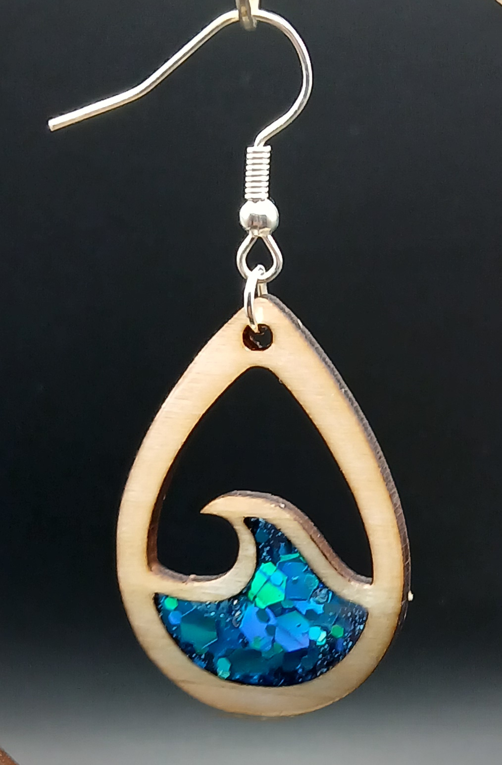Boucle d oreille bois et resine vague bleu